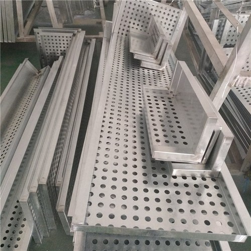 雕（diāo）花衝（chōng）孔鋁單板